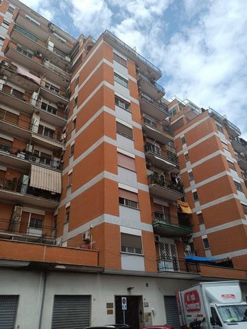 POUILLES - TARENTE - VIA FIUME, 30 Nous proposons à la vente à Tarente, dans le Rione Solito - Corvisea et plus précisément dans Via Fiume, 30, un lumineux appartement de 4 pièces libre de droit et situé au troisième étage d'un immeuble de dix étages...