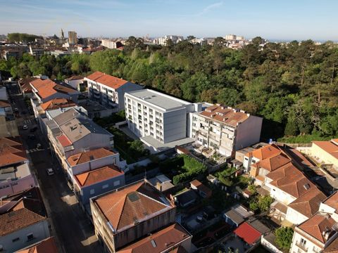 2 bedroom flat for sale in Porto - Covelo Park fr A4.1. Welcome to Covelo Park - where Porto meets residential comfort. Imagine yourself living in the beating heart of Porto, between the bustling streets and tranquillity of Covelo Park. Covelo Park i...