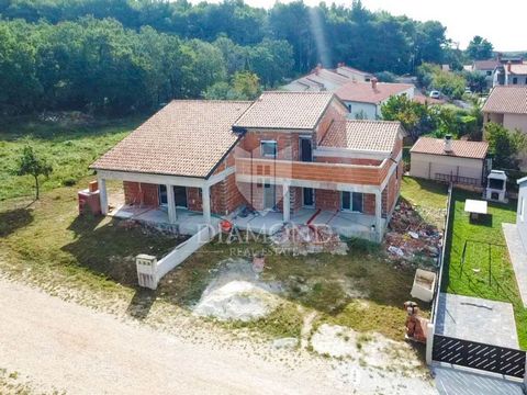 Location: Istarska županija, Poreč, Poreč. GELEGENHEIT! Poreč, Umgebung, ideales Haus mit Terrasse und Meerblick! Der Ort liegt im westlichen Teil Istriens im Gebiet zwischen dem Fluss Mirna im Norden und dem Lim-Kanal im Süden und nur 14 Kilometer v...