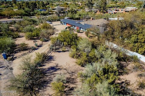 Attention Builders/Investors looking to build. Over 1.5 acres located just two blocks from Camelback with unobstructed and breathtaking views of the mountain. The area has multiple new construction homes over $10 million. Enjoy the panoramic views of...
