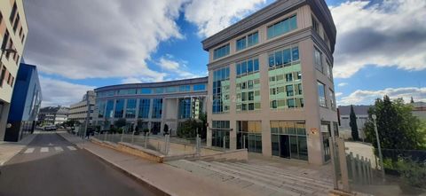 Emplacement : À seulement 200 m2 de la gare de Pozuelo de Alarcón. Description : Ce bureau de 117 mètres carrés, divisé en 73 m2 utiles et 44 m2 en espaces communs, est un espace moderne et lumineux qui offre un cadre de travail exceptionnel. Située ...