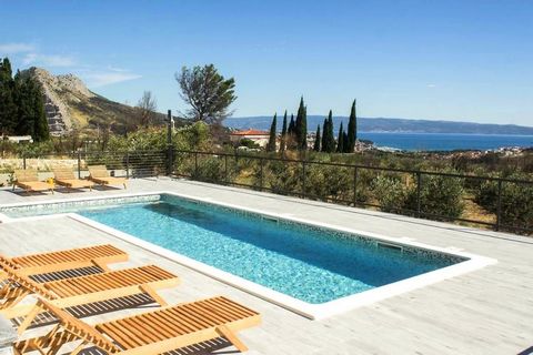 Perfectly positioned in a beautiful and peaceful location in the vicinity of Split, this luxurious villa delights with its charms. Located on a slope, it offers an unforgettable view from every floor. Just a 10-minute drive from the center of Split a...