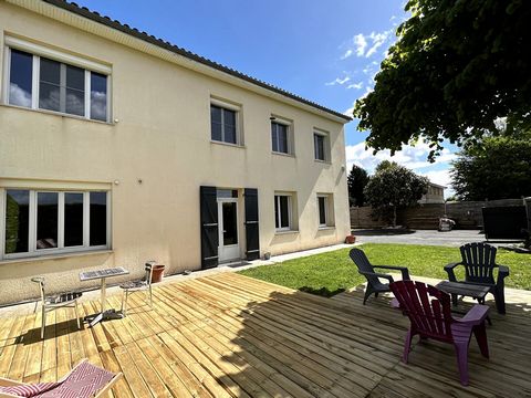 5 min from Libourne House with large outbuilding completely renovated composed on the ground floor of a living room with separate kitchen, a bedroom, a pantry. Upstairs: 4 bedrooms, a bathroom, a shower room and a dressing room. A beautiful workshop ...