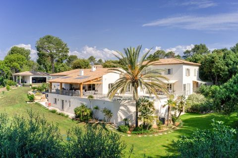 Located in a privileged and private residence, this charming family property of around 600m2 has recently been renovated and combines authenticity and modernity with space. The property sits on a magnificent landscaped garden of 4600m2 and offers an ...