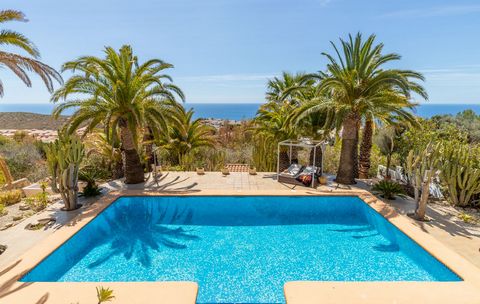 We present an extraordinary Mediterranean villa, built in 1990, offering panoramic sea views from its privileged location in Cumbre del Sol. With a total area of 340 m², this property is distributed over two floors and features all the amenities to e...