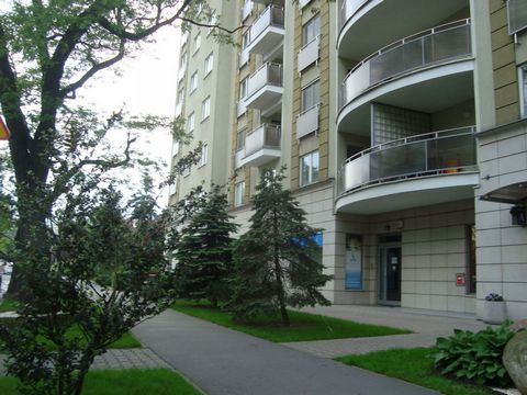 „Apartamenty Przy Królikarni” to kompleks budynków zapewniający wysoki komfort mieszkania blisko stacji metra Wilanowska. W budynku znajduje się całodobowa portiernia i ochrona. Na terenie znajduje się basen, siłownia, zielone patio, i lokale usługow...