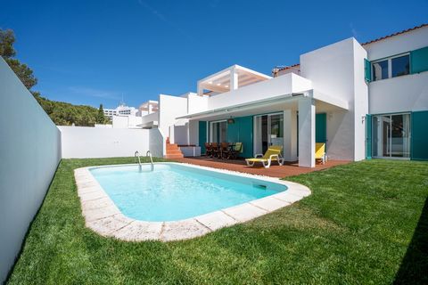 Discover this charming 2+1 bedroom villa, located in the prestigious Aldeamento Prainha in Alvor. With a privileged location, this property offers the perfect balance between comfort, luxury, and tranquility, making it ideal for both permanent reside...