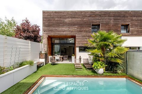Located in the frémur-Eblé district of Angers, this loft offers a living space of 138 m2 on a plot of 530 m2. This remarkable property offers a peaceful and friendly living environment, with its heated swimming pool. The entrance reveals a bright liv...