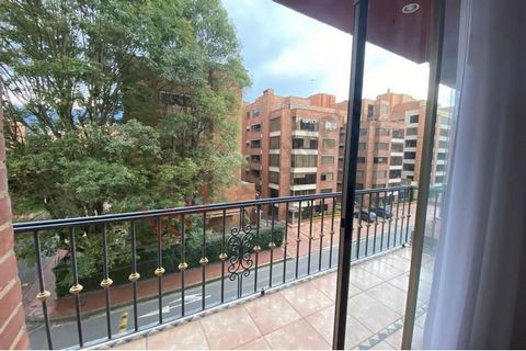 Beautiful apartment with traditional materials such as original marble and wood. Located on a secondary road in the La Carolina sector. Surrounded by parks and close to shopping centers. Located on the fourth floor, bright, with ample spaces in all i...