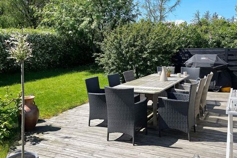 Gepflegtes Ferienhaus auf einem ca. 1.000 m² großen Naturgrundstück, nur ca. 200 m von Toftum Bjerge am Limfjord gelegen, mit kinderfreundlichem Strand und viel Platz zum Herumtollen der Kinder ringsum. Das Ferienhaus hat eine klimafreundliche Wärmep...