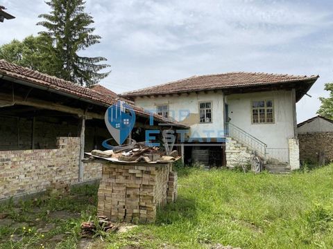 Top Estate Real Estate bietet Ihnen ein Haus mit Nebengebäuden und einem großen Hof im Dorf Kosarka in der Region Gabrovo, 10 km von der Stadt Dryanovo, 17 km von der Stadt Veliko Tarnovo und 30 km von der Stadt Gabrovo entfernt. Die angebotene Immob...