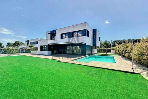 Casa en venta con 430m2 útiles, que cuenta con piscina privada, zona ajardinada, parking para 7 coches y trastero, ubicada en una posición privilegiada, a pocos metros de la playa, del puerto deportivo y del centro del pueblo, en Sant Andreu de Llava...