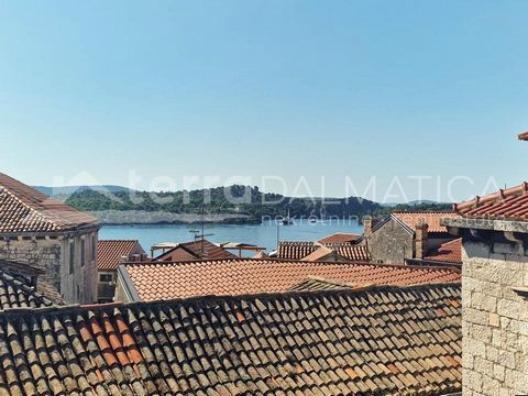 An apartment in the city center with a terrace and a sea view is for sale in Sibenik. It is located in the heart of the city center, in a house with a total of five floors, of which this apartment occupies three. The apartment needs to be completely ...