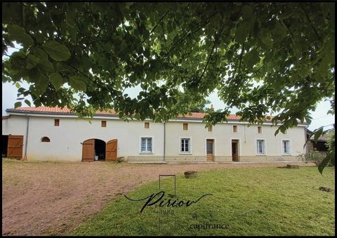 Sophie Piriou Capifrance Je vous invite à découvrir cette jolie longère au charme de l'ancien située dans un petit hameau au coeur du vignoble Angevin du Lys Haut Layon. Elle vous offrira une vie de plain pied avec une cuisine, un lumineux séjour ave...