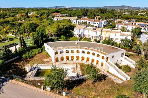 Discover an unique investment opportunity in Fonte Santa, less than a kilometer from the beach. Strategically located between Vale do Lobo and the city of Quarteira, this commercial property is set on a large plot of 2,490 m². A building of 365 m² wi...
