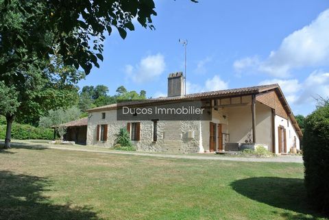 Cette spacieuse MAISON en PIERRE profite d'un superbe parc arboré de 3340 m2, à 5 minutes de l'accès autoroute. La maison est desservie par une vaste entrée donnant sur séjour et salon d'où l'on peut admirer les murs en pierre et les colombages. La r...