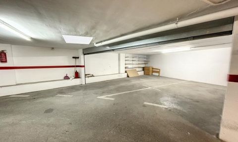 ROSES: Zeer grote beveiligde garage voor 2 auto's, in het centrum van Roses, met zeer gemakkelijke toegang. Dicht bij het strand en alle winkels, mogelijkheid tot opslag,......