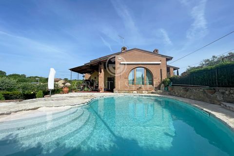 This beautiful little villa is located in a lovely residential complex in the municipality of Montepulciano and is on two levels. The ground floor has a delightful entrance with portico and consists of a living room with kitchen overlooking the pool ...