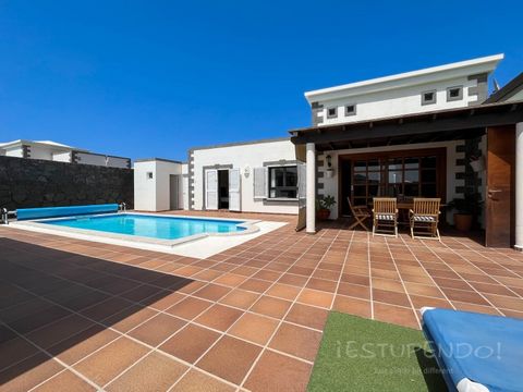 Inmobiliaria Estupendo is pleased to present you this incredible 4-bedroom villa located in Playa Blanca. This magnificent property is located in a privileged environment within a very quiet and well-kept community, it has beautiful views of the moun...