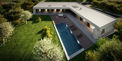 Photo report coming soon We present a magnificent villa under construction, located in Villa Alegre, Fernão Ferro, scheduled for completion in September 2024. Located in a quiet area, this residence is the perfect refuge for those seeking comfort, pr...