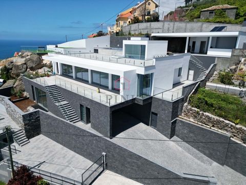We present a luxury villa located in the charming Ribeira Brava, situated next to the main road, offering easy access and convenience. This stunning three-storey property combines elegance, comfort and spectacular sea views. Ground Floor: On the grou...