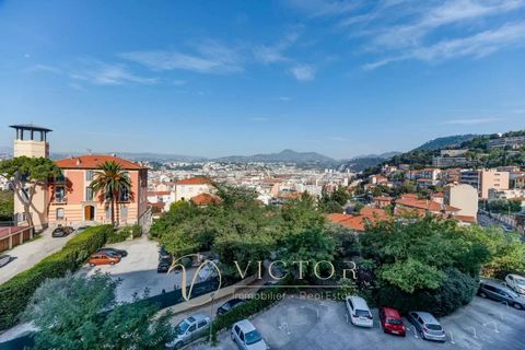 NICE || MONT BORON 3-room apartment to renovate located on the 3rd floor out of 4 with elevator of a secure residence on the middle Corniche. This east-west property consists of a very bright living room opening onto a balcony, two bedrooms, a kitche...