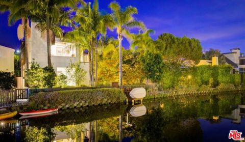 Welcome to your dream home located on the picturesque Venice Canals! This stunning property is a rare gem that offers an unbeatable combination of grounds, modern luxury, location, 6-car parking, and versatility. Step inside this gorgeous 3 bedroom +...