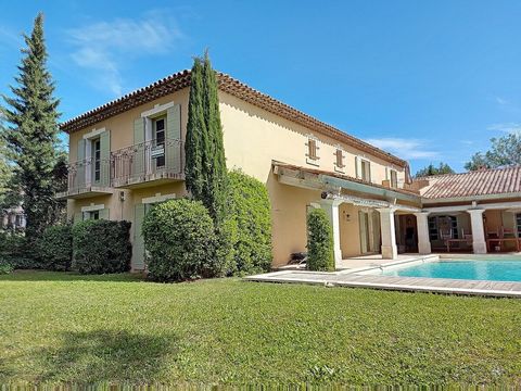 Charming bastide offering 525 m2 of living space, 8 bedrooms, 7 bathrooms and shower rooms, with excellent rental yield, 20 minutes from Lourmarin and 30 minutes from Aix-en-Provence. Situated on the edge of the golf course with magnificent views ove...