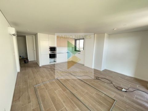 Apartamento em novo empreendimento de luxo com vista para o mar localizado em zona estratégica próxima ao centro da cidade e a escassos minutos da praia. Este empreendimento está em fase final de construção e oferece também garagem para todas as fraç...