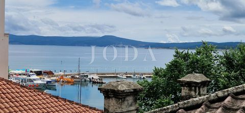 Location: Primorsko-goranska županija, Crikvenica, Crikvenica. Una casa di charme in vendita nel cuore della città, ideale per attività turistiche. Questa proprietà rappresenta un'opportunità perfetta per chi vuole investire in un'attività turistica ...