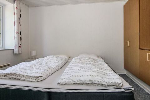 Stadthaus mitten im kleinen Ort Bredebro, in der Nähe von Geschäften und Restaurants. Im Erdgeschoss befindet sich eine Küche mit Essbereich, ein kombiniertes Wohn- und Esszimmer, ein großes Schlafzimmer mit viel Stauraum, ein Badezimmer mit Dusche u...