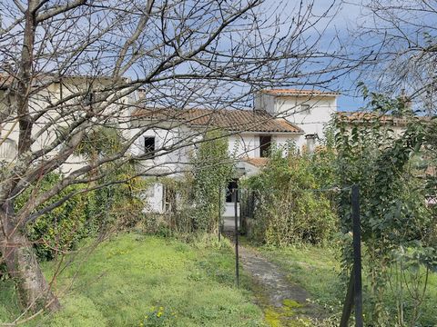 Located at the entrance to the village of Eycheil 09200, semi-detached house on 2 sides, approximately 200m² useful for 125m² habitable, with garage of 22m², courtyard/terrace of 60m², a plot of 600m². Composed on the ground floor of an entrance serv...