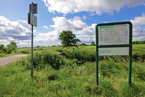 Denne spesielle vannvillaen ligger midt i det nydelige naturreservatet kalt de Wijde Ee, og har en badstue med utsikt over vannet. Villaen er bare tilgjengelig med båt. Det er mulig (mot en avgift) å reservere en båt på en av de mange utleiefirmaene....