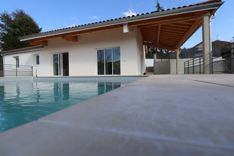 Cette belle maison exposée Sud Ouest a été méticuleusement restaurée et rénovée entièrement par un architecte, ce qui lui confère aujourd'hui un caractère unique. Elle bénéficie d'une superficie de 120 mètres carrés habitables et dispose de 4 chambre...