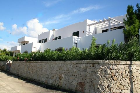 Elegante Ferienanlage in Nardò im Salento, mit insgesamt sechs Apartments, nur wenige Meter vom Meer entfernt. Von hier aus haben Sie einen traumhaften Panoramablick auf die Küste des Salento. Ein idealer Ort für Paare und Familien, um das Meer, die ...