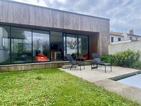 Sur cette rénovation avec agrandissement, la part belle a été faite à la lumière et à une circulation facile toute en transparence. Dès l'entrée, le jardin avec sa piscine en fond de parcelle ainsi que le patio sont omniprésents. L'espace nuit traver...