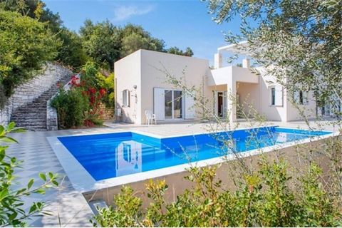 A haven of peace in the heart of the olive trees Nestled in the middle of a green olive grove, this property offers an idyllic setting full of serenity and privacy, just a few minutes walk from the picturesque village of Choumeri. A generous and brig...