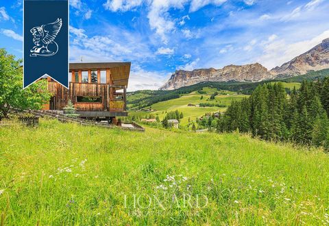 At the feet of the renowned Sellaronda ski track, offering charming views, there is this luxury chalet for sale in the heart of Alta Badia. This property is located in the center of La Villa, an exclusive ski destination in the valleys of the Dolomit...