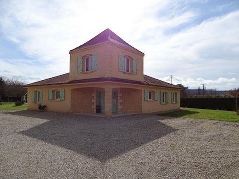 Montignac Lascaux - Huis met 6 kamers. Prijs 429.900 euro Makelaarskosten: 3,59% TTC betaald door de koper, d.w.z. 415 000 euro exclusief honorarium. In de stad Montignac Lascaux, op ongeveer een kilometer van het stadscentrum, kom en ontdek dit prac...