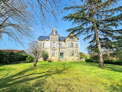 Venez découvrir cette jolie propriété familiale située dans le village de St Gemme la plaine à proximité de la ville de Luçon, à 25 mn des plages et 45 mn de la Rochelle. Dans un environnement arboré de plus de 15000 m² vous trouverez, la maison prin...