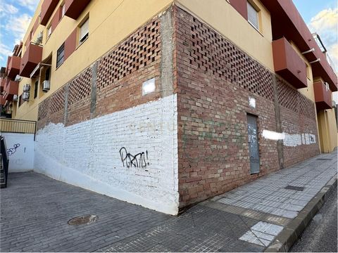 Amplio local diáfano de *170 m²* (dividido en dos espacios de 87 m² y 83 m²), situado en una ubicación privilegiada frente al edificio del *Centro de Salud de Alhaurín de la Torre, a solo **40 metros* de su entrada principal y a *30 metros* de un *Pa...