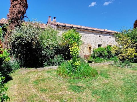 Maison en pierre avec appartement de type T3 et dépendances
