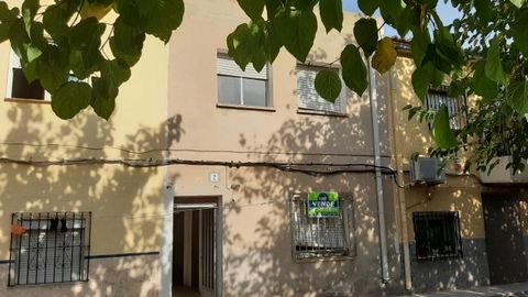 Casa de pueblo a reformar situada en el municipio de Alcúdia de Crespins, provincia de Valencia., La vivienda consta de 2 plantas y se distribuye en salón-comedor, cocina independiente, 3 dormitorios y 1 baño. Zona muy tranquila. Comunicaciones muy b...