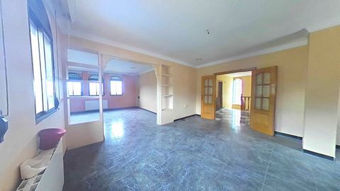 ¿Estás interesado en comprar una vivienda en Cogollos de la Vega? ¡Tenemos en exclusiva una vivienda para ti! Descubre la elegancia y amplitud de esta impresionante vivienda de tres plantas que puedes adquirir en propiedad, con una superficie de 225m...