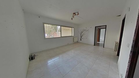 NO COBRAMOS COMISIÓN DE INTERMEDIACIÓN AL COMPRADOR Disponemos de un piso con ascensor en edificio residencial que puedes adquirir en propiedad, con una superficie de 71m² bien distribuida en un salón amplio y luminoso, ideal para crear una zona de d...