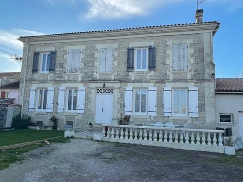Maison charentaise à vendre 4 pièces proche de SAINT JEAN D'ANGELY (17)
