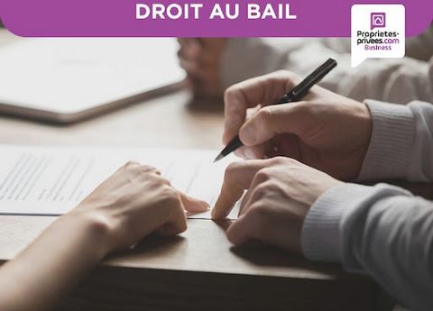 David BERTIAU vous propose la cession de bail de cette charmante boutique très bien située en plein centre ville de Vitré 35500 . Le local est composé d'une partie boutique de 65 m² sur parquet massif ainsi qu' une réserve de 11 m² . Une belle terras...