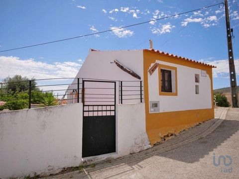 Moradia T1 – Corte da Velha, Freguesia de Mértola Moradia tipicamente alentejana com 67m2 de area de construção com um quintal com cerca de 100m2. Trata-se de uma moradia tradicional alentejana com um quarto de dormir (T1), que foi tendo obras de rea...