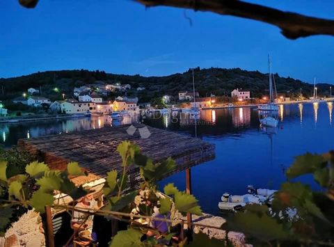 For sale is a well-established family restaurant on Mala Rava, located in the first row to the sea. The plot of land measuring 632 m² is located within the built-up part of the construction zone. The facility operates as a trattoria with a long-stand...