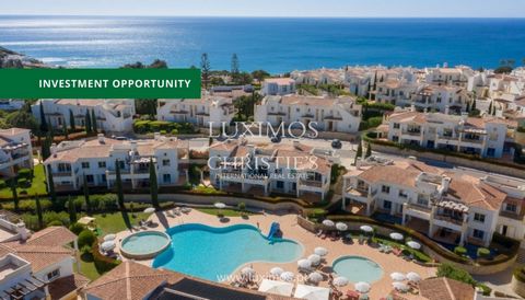 Moradia V3 no renovado empreendimento turístico Salema Beach Village , situado a apenas 500 metros da pitoresca praia de Salema , na encantadora aldeia piscatória de Salema , no concelho de Vila do Bispo . Esta moradia tipicamente algarvia , de inspi...